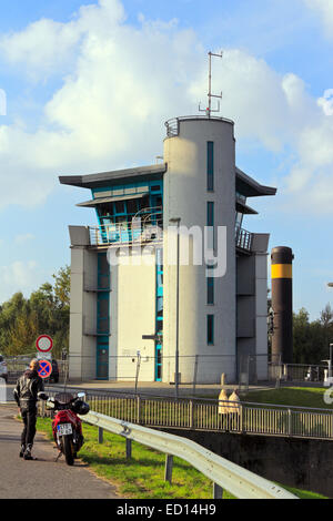 Kontrollturm der beweglichen Brücke über den Fluss Este, in der Elbe-Mündung, Deutschland Stockfoto