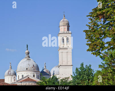 Die Kuppeln und Glockenturm der Basilika von Santa Giustina in Padua, Italien, heben sich von einem klaren blauen Himmel. Stockfoto