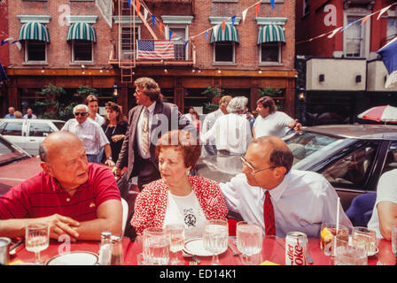 Antoinette 'Mama' D'Amato, Center, sieht man Kampagnen mit ihrem Sohn, US-Senator Alphonse D'Amato, rechts, und ehemalige New Yorker Bürgermeister Ed Koch, links, in Little Italy in New York am 4. August 1991. Frau D'Amato verstarb am Donnerstag, 24. April 2014 im Alter von 99 Jahren in ihrem Haus in Island Park, Long Island. Frau D'Amato erschien in ihrem Sohn 1980 Kampagne kommerzielle hält einen Beutel mit Lebensmitteln und sagen: "Stimmen für meinen Sohn, er wird ein guter Senator sein". Alphonse D'Amato schreibt ihr mit seiner Kampagne umzudrehen. (© Frances M. Roberts) Stockfoto