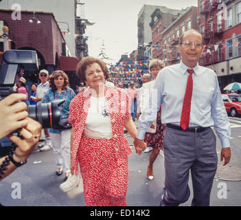 Antoinette 'Mama' D'Amato, links, sieht man Kampagnen mit ihrem Sohn, US-Senator Alphonse D'Amato, rechts, in Little Italy in New York am 4. August 1991. Frau D'Amato verstarb am Donnerstag, 24. April 2014 im Alter von 99 Jahren in ihrem Haus in Island Park, Long Island. Frau D'Amato erschien in ihrem Sohn 1980 Kampagne kommerzielle hält einen Beutel mit Lebensmitteln und sagen: "Stimmen für meinen Sohn, er wird ein guter Senator sein". Alphonse D'Amato schreibt ihr mit seiner Kampagne umzudrehen. (© Frances M. Roberts) Stockfoto