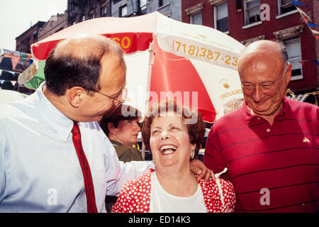 Antoinette 'Mama' D'Amato, Center, sieht man Kampagnen mit ihrem Sohn, US-Senator Alphonse D'Amato, links, und ehemalige New Yorker Bürgermeister Ed Koch, rechts, in Little Italy in New York am 4. August 1991. Frau D'Amato verstarb am Donnerstag, 24. April 2014 im Alter von 99 Jahren in ihrem Haus in Island Park, Long Island. Frau D'Amato erschien in ihrem Sohn 1980 Kampagne kommerzielle hält einen Beutel mit Lebensmitteln und sagen: "Stimmen für meinen Sohn, er wird ein guter Senator sein". Alphonse D'Amato schreibt ihr mit seiner Kampagne umzudrehen. (© Frances M. Roberts) Stockfoto