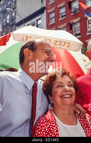 Antoinette 'Mama' D'Amato gilt mit ihrem Sohn, US-Senator Alphonse D'Amato in Little Italy in New York am 4. August 1991. Frau D'Amato verstarb am Donnerstag, 24. April 2014 im Alter von 99 Jahren in ihrem Haus in Island Park, Long Island. Frau D'Amato erschien in ihrem Sohn 1980 Kampagne kommerzielle hält einen Beutel mit Lebensmitteln und sagen: "Stimmen für meinen Sohn, er wird ein guter Senator sein". Alphonse D'Amato schreibt ihr mit seiner Kampagne umzudrehen. (© Frances M. Roberts) Stockfoto