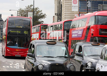 Eine Warteschlange von Bussen und Taxis unterwegs auf der Oxford Street in London, England Stockfoto