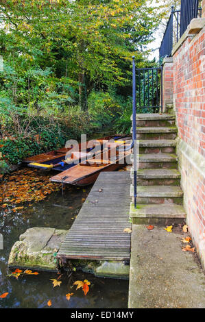 Hölzernen Kähne auf dem Fluss Cam in Cambridge Cambridgeshire England Vereinigtes Königreich Großbritannien Stockfoto