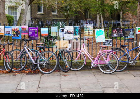 Fahrräder, angekettet an Metallzaun in Cambridge Cambridgeshire England Vereinigtes Königreich Großbritannien Stockfoto