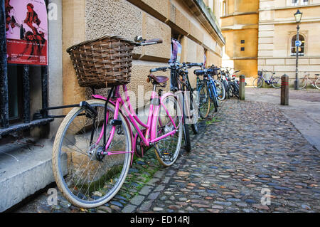 Fahrräder, die links außen ein College in Cambridge Cambridgeshire England Vereinigtes Königreich Großbritannien Stockfoto