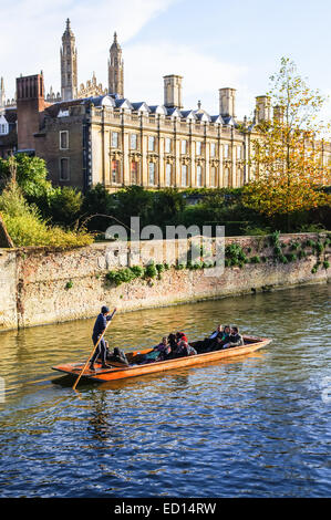 Menschen, die auf dem River Cam in Cambridge mit Clare College Gebäude im Hintergrund, Cambridgeshire England Großbritannien Stockfoto