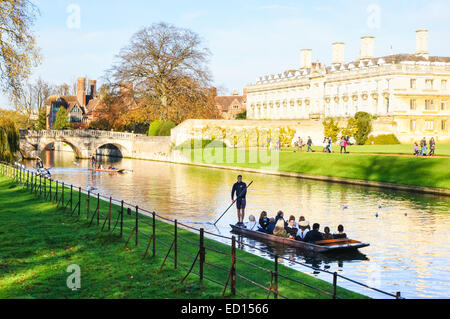 Bootfahren im Herbst auf dem Fluss Cam, Cambridge Cambridgeshire England Vereinigtes Königreich Großbritannien Stockfoto
