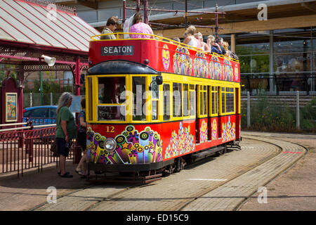 Die Seaton elektrische Straßenbahn an der Haltestelle lassen auf mehr Touristen auf Reisen rund um die Stadt zu gehen Stockfoto