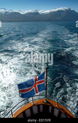 Der hölzerne geschält Whale Watching Boot, mit isländischer Flagge, an der Nordküste von Island im Meer von Grönland. Stockfoto