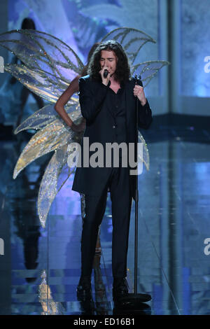 Sängerin Hozier führt während der 2014 Victorias Secret Fashion Show Stockfoto