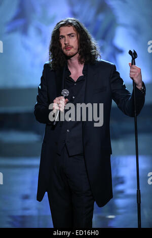 Sängerin Hozier führt während der 2014 Victorias Secret Fashion Show Stockfoto