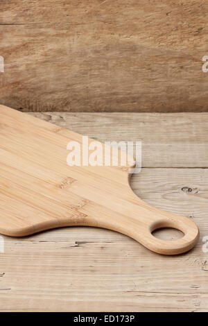 Schneidebrett auf einem Holztisch Stockfoto