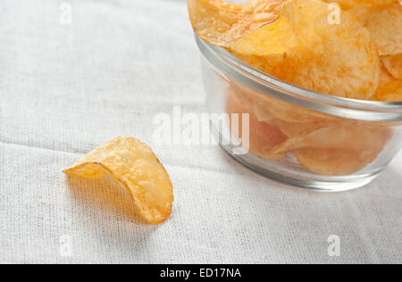 Knusprige Pommes frites in Glasschale Stockfoto