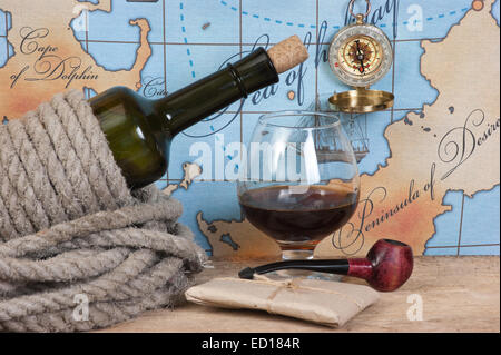 Flasche und Glas Wein auf Hintergrund der alten Karten Stockfoto