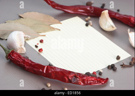 leeres Blatt zum Kochen Rezepte und Gewürze auf dem Küchentisch Stockfoto