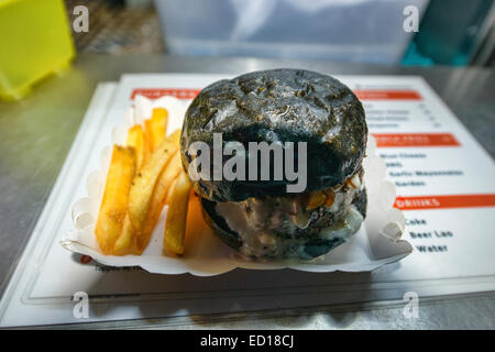 Blue Cheeseburger auf einem schwarzen Holzkohle Brötchen Stockfoto