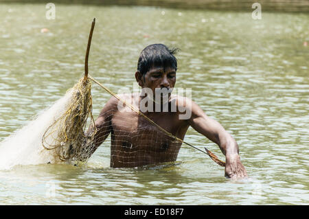 Kerala, Indien - Poovar. Angeln am Poover Beach South Mangrovensumpf. Stockfoto