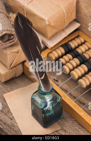 Haufen Paket gewickelt mit braunen Kraftpapier und Abakus Stockfoto