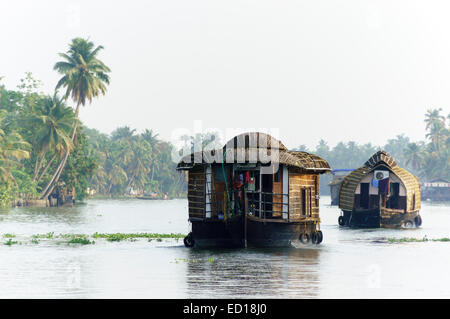 Kerala, Indien - Hausboote auf dem Pamba Fluss oder Kanal Komplex der Wasserstraßen. Stockfoto