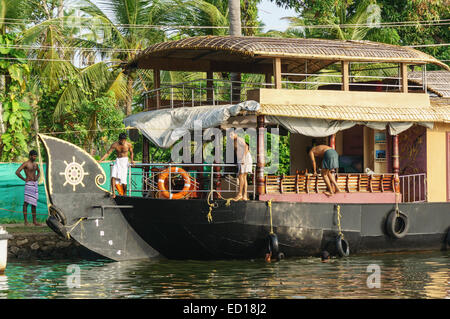 Kerala, Indien - Hausboote auf dem Pamba Fluss oder Kanal Komplex der Wasserstraßen. Stockfoto