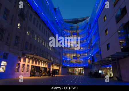 East Wing Verlängerung der BBC Broadcasting House in Portland Place bei Dämmerung, London, England, UK Stockfoto