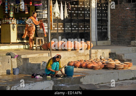 Waschen Wäsche, Verkauf von Töpfen und Diverses, Poshina, Gujarat, Indien Stockfoto