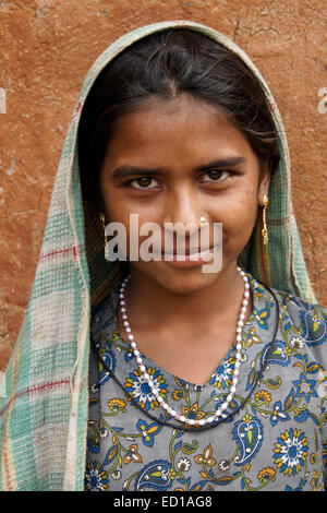 Mädchen des Adivasi-Stammes in der Nähe von Poshina, Gujarat, Indien Stockfoto