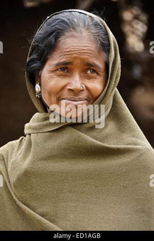 Frau des Adivasi-Stammes im Dorf in der Nähe von Poshina, Gujarat, Indien Stockfoto