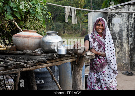 Frau des Rathwa-Stammes in ihrer "Küche", Gujarat, Indien Stockfoto
