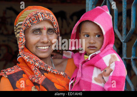 Mutter und Kind des Rathwa-Stammes, Gujarat, Indien Stockfoto