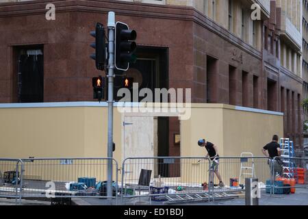 Sydney, Australien. 23. Dezember 2014. Arbeiter wurden von Mann Haron Monis gesehen einsteigen in die Lindt Schokolade Café nach der Belagerung von Sydney. Copyright Credit: 2014. Richard Milnes/Alamy Live-Nachrichten Stockfoto