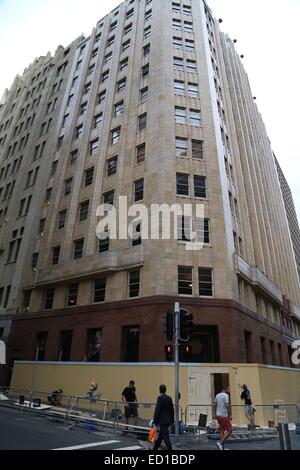 Sydney, Australien. 23. Dezember 2014. Arbeiter wurden von Mann Haron Monis gesehen einsteigen in die Lindt Schokolade Café nach der Belagerung von Sydney. Copyright Credit: 2014. Richard Milnes/Alamy Live-Nachrichten Stockfoto