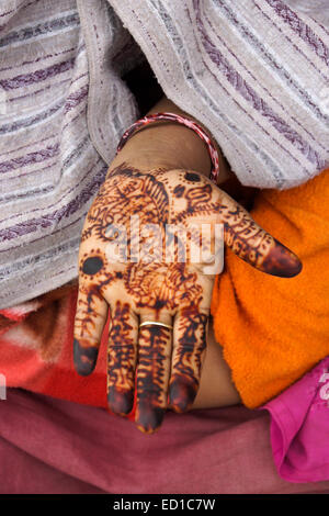 Henna-Design auf der Seite der Rathwa Indianerin, Gujarat, Indien Stockfoto