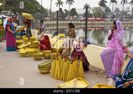 Körbe und Besen zum Verkauf an open-air-Markt, Chhota Udepur, Gujarat, Indien Stockfoto