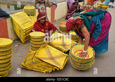 Körbe für den Verkauf an open-air-Markt, Chhota Udepur, Gujarat, Indien Stockfoto