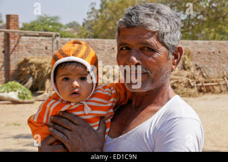 Mann mit Baby, Modhera, Gujarat, Indien Stockfoto