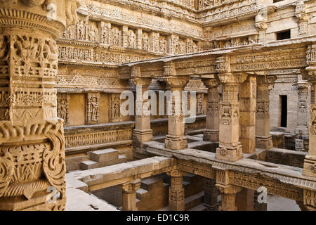 Kunstvoll geschnitzte Säulen von Rani-Ki-Vav Schritt gut, Patan, Gujarat, Indien Stockfoto