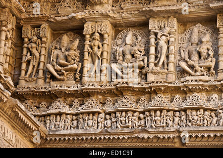 Kunstvolle Schnitzereien an Wand von Rani-Ki-Vav Schritt gut, Patan, Gujarat, Indien Stockfoto