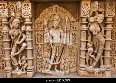 Kunstvolle Schnitzereien an Wand von Rani-Ki-Vav Schritt gut, Patan, Gujarat, Indien Stockfoto