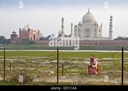 Sadhu (Heiliger) vor Taj Mahal und Jawab über den Fluss Yamuna, Agra, Indien Stockfoto