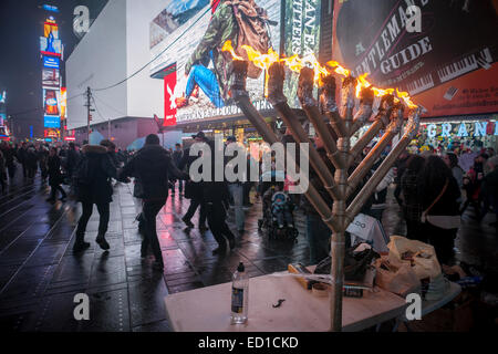 New York, USA. 23. Dezember 2014. Lubawitscher jüdische junge Erwachsene aus Lubawitscher Weltzentrale in Brooklyn feiern die letzte Nacht des Chanukka, das Lichterfest auf dem Times Square in New York am Dienstag, 23. Dezember 2014. Ein Öl befeuerten Menora wurde von Gesang und Tanz begleitet beleuchtet.   Bildnachweis: Richard B. Levine/Alamy Live-Nachrichten) Stockfoto