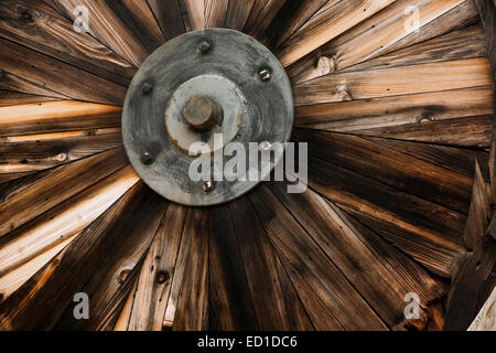 Kalifornien - Holzrad im Pochwerk Ausstellung auf Marshall Gold Discovery State Historic Park, Gelände Sutters Mühle. Stockfoto