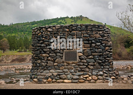 Kalifornien - errichtete Denkmal aus Felsen aus South Fork American River auf dem Gelände des Sutters Mühle wo Gold entdeckt wurde. Stockfoto