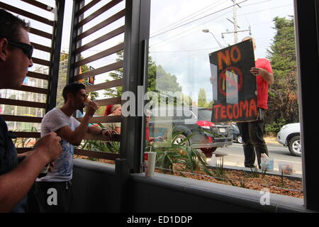 Kein Mcdonalds in Tecoma Demonstrant hält ein Schild an der Frontscheibe in einem Versuch zu Schande Kunden wie sie ihre Mahlzeiten essen. Stockfoto
