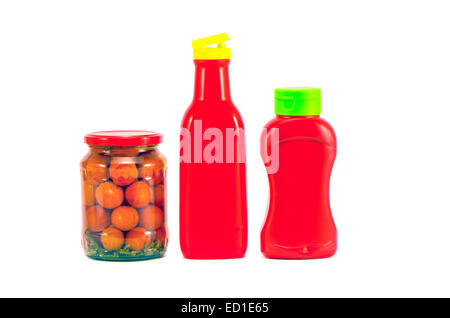 zwei Kunststoff-Tomaten-Ketchup-Flasche und eingemachten Konserven Gemüse Glas isoliert auf weiss Stockfoto