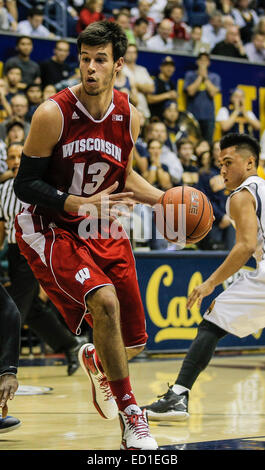 Berkeley, CA, USA. 22. Dezember 2014. Wisconsin F # 13 Duje Dukan funktioniert der Farbe während der NCAA Männer Basketball-Spiel zwischen Wisconsin Badgers und California Golden Bears 68-56-Sieg bei Hass Pavillon Berkeley Kalifornien © Csm/Alamy Live-Nachrichten Stockfoto