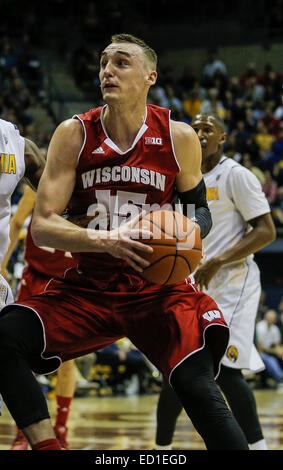 Berkeley, CA, USA. 22. Dezember 2014. Wisconsin F # 15 Sam Dekker fahren auf den Reifen während der NCAA Männer Basketball-Spiel zwischen Wisconsin Badgers und California Golden Bears 68-56-Sieg bei Hass Pavillon Berkeley Kalifornien © Csm/Alamy Live-Nachrichten Stockfoto