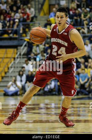 Berkeley, CA, USA. 22. Dezember 2014. Wisconsin G # 24 Bronson Koenig am Mitte Hof während der NCAA Männer Basketball-Spiel zwischen Wisconsin Badgers und California Golden Bears 68-56-Sieg bei Hass Pavillon Berkeley Kalifornien © Csm/Alamy Live-Nachrichten Stockfoto