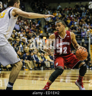 Berkeley, CA, USA. 22. Dezember 2014. Wisconsin G # 12 Traevon Jackson versucht, der Farbe während der NCAA Männer Basketball-Spiel zwischen Wisconsin Badgers und California Golden Bears 68-56-Sieg bei Hass Pavillon Berkeley Kalifornien legen © Csm/Alamy Live-Nachrichten Stockfoto